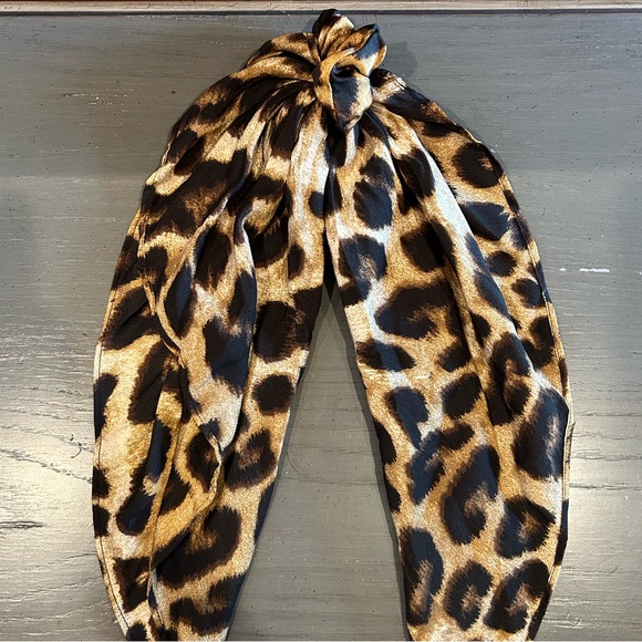 Leopard Print Scarf Scrunchie - Picture 4 of 6